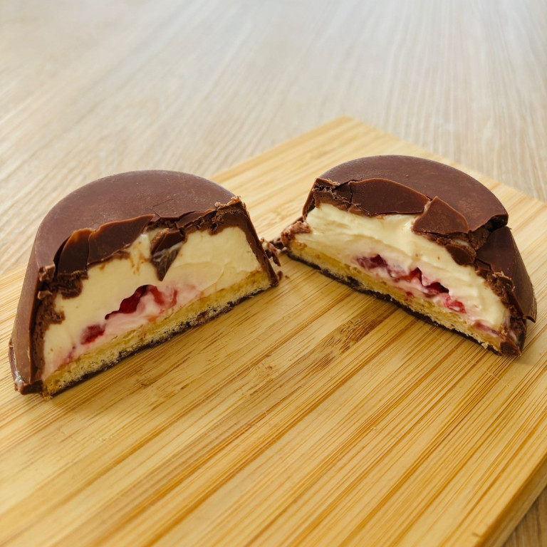 Čokoládový desert s mascarpone, sušenkou a jahodami