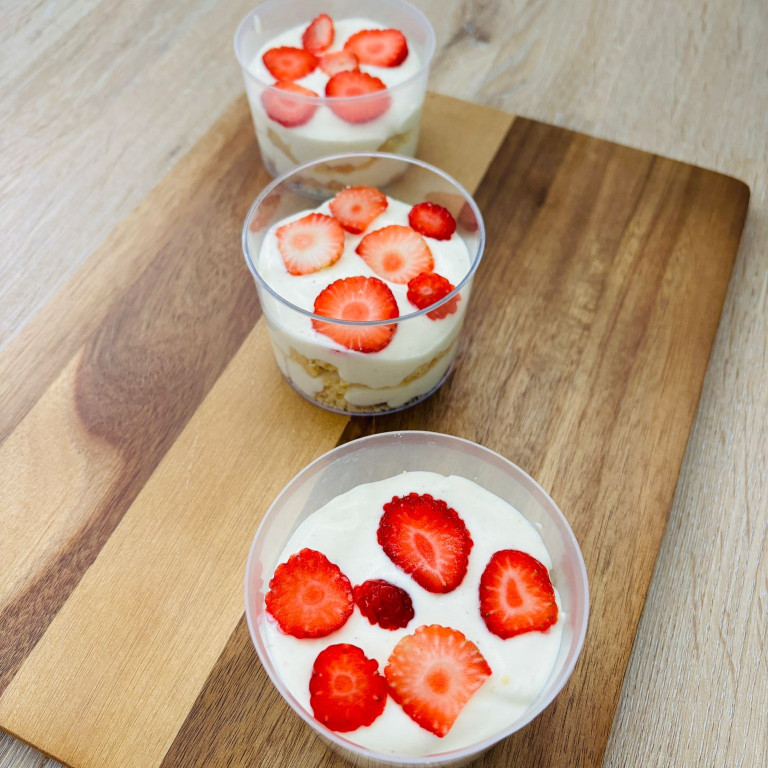 Sklenička masacarpone, jahody, sušenka